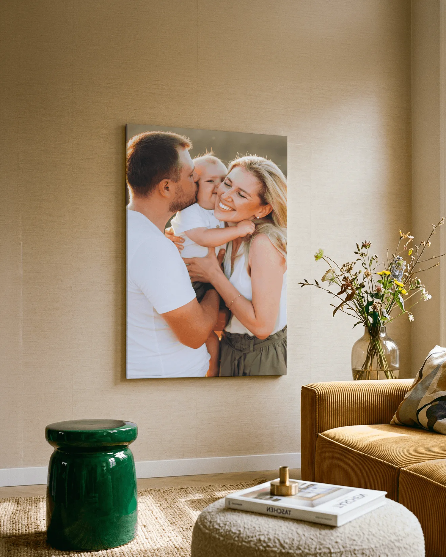 Onlywow Großformatiges Familienfoto auf Leinwand zeigt ein lächelndes Paar mit ihrem Kind in einer warm und stilvoll eingerichteten Wohnumgebung.