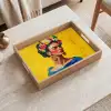 Frida Kahlo - Vrouw - Geel - Blauw - Bloemen Dienblad Rechthoek middel -sfeer1