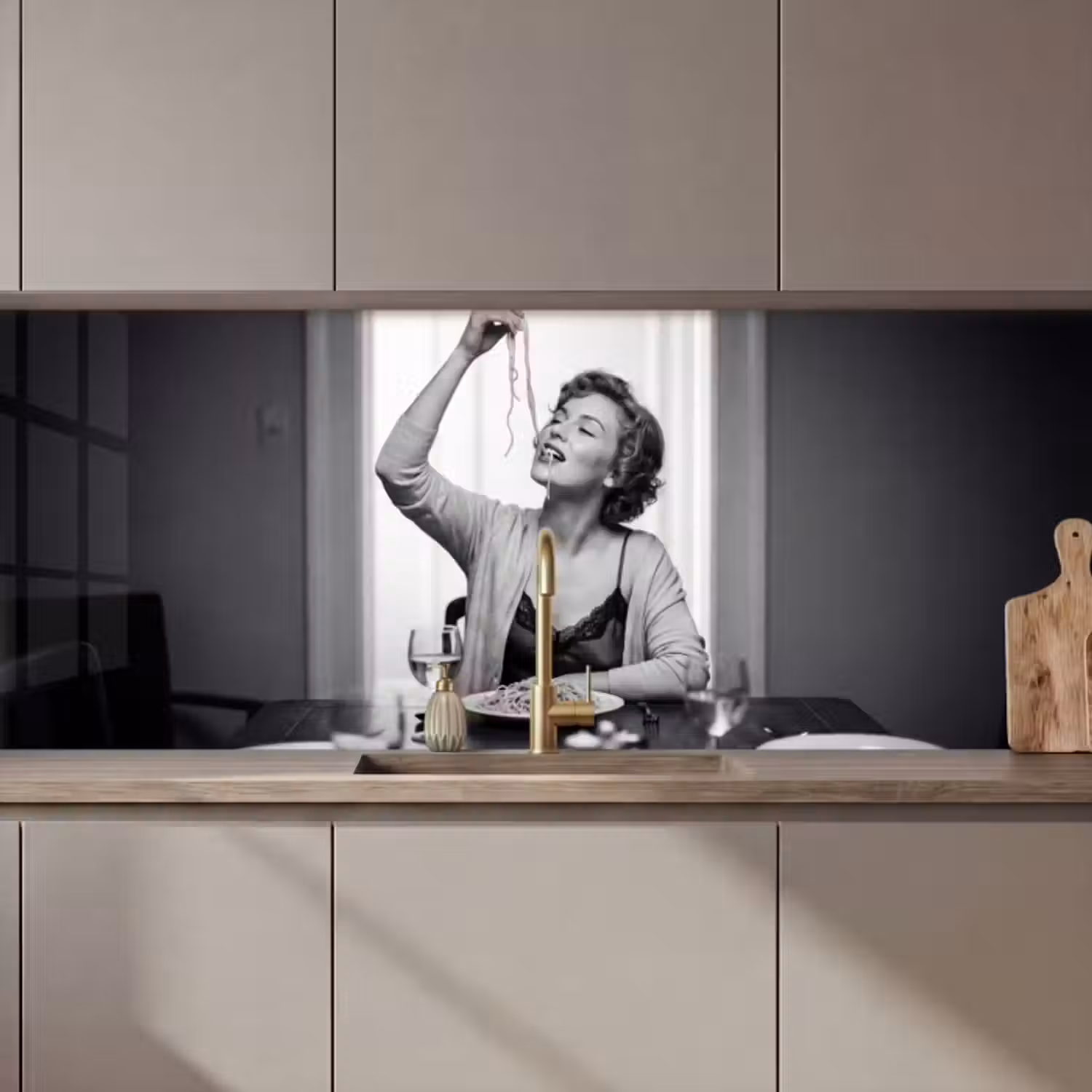 Küchenrückwand - Frau - Spaghetti - Schwarz - Weiß