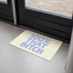 100% that bitch - Blauw - Wit Deurmat klein -sfeer2