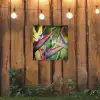 Kleurrijke vogel tussen allemaal kleurrijke platen tuinposter los doek klein -sfeer1