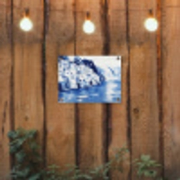 Dorp - Rotswand - Roeiboot - Water tuinposter los doek klein -sfeer1