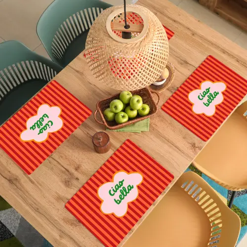 Ciao bella - Tekstwolk - Strepen - Oranje Placemat vinyl groot -zzsfeer5_Kitchenyeah-website