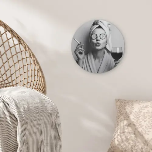 Vrouw - Masker - Wijn - Sigaret Wandcirkel kunststof plaat 5mm dik klein -sfeer5