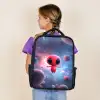 Rood buitenaards wezentje zwevend in kleurrijke kosmos Rugzak - Zwart middel -sfeer5