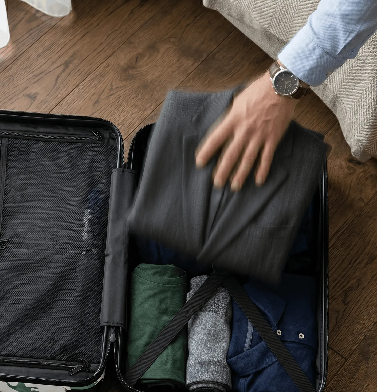 plier une veste de costume dans une valise