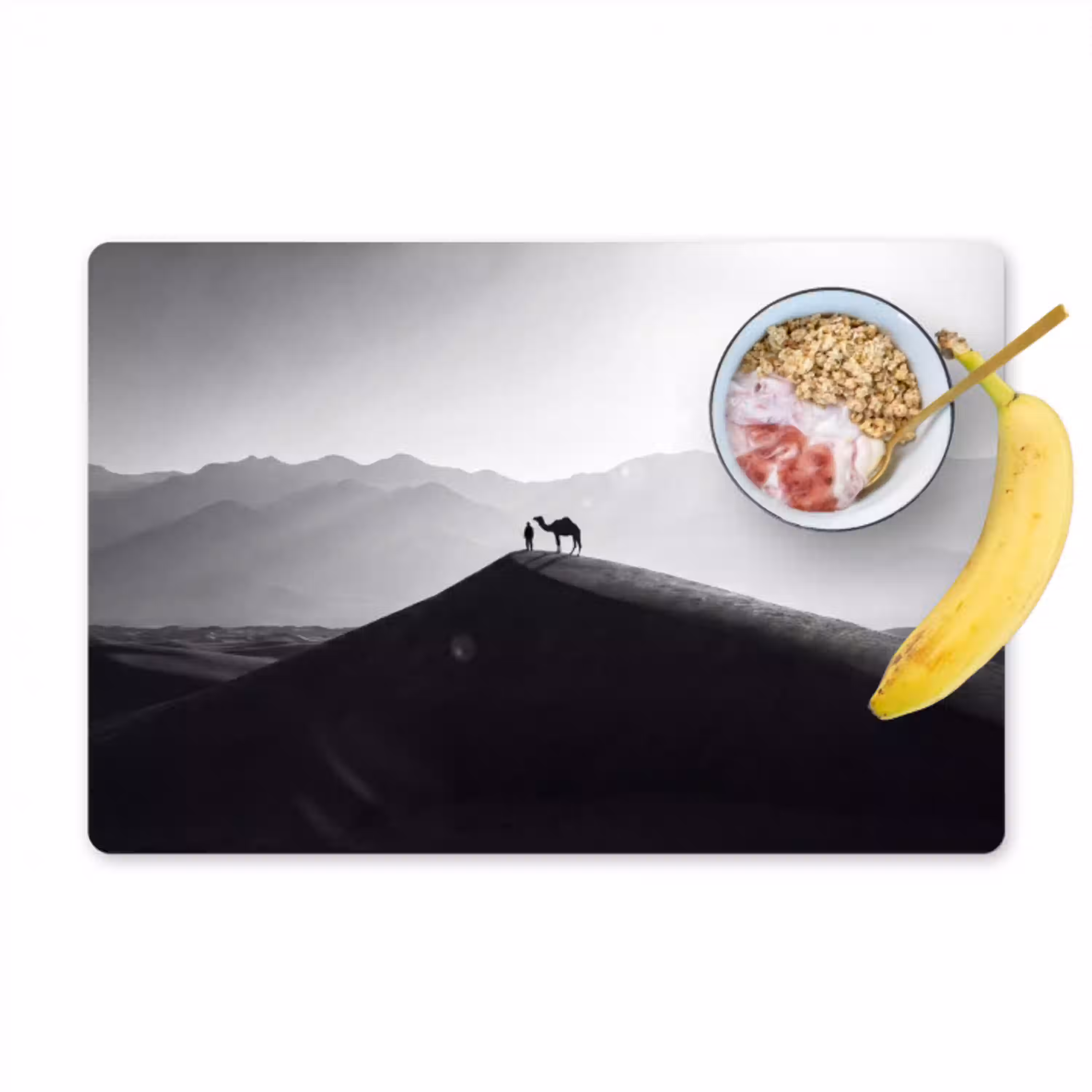 Mens - Kameel - Zandduin - Natuur - Monochroom Placemat vinyl groot -zzzproduct_Kitchenyeah-website