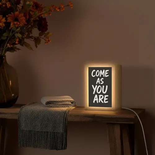 Quote - Zwart - Simpel Light Box met kabel (Tafellamp) klein -sfeer4