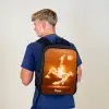Oranje lichtvoetballer in zweefmoment Rugzak - Zwart middel -sfeer8