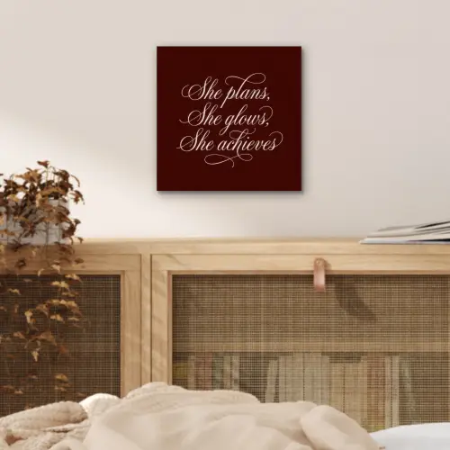 She plans she glows she achieves - Rood - Cursief aluminium wit klein -sfeer3
