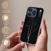Takken - Blaadjes - Zwart Telefoonhoesje iPhone 17 Pro klein -sfeer3_NL