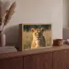 Leeuwin - Gras - Geel Light Box met batterij (Wandlamp) middel -sfeer2