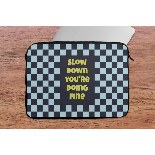 Patroon - Geblok - Blauw - Slow down you're doing fine laptophoes neopreen klein -tafel