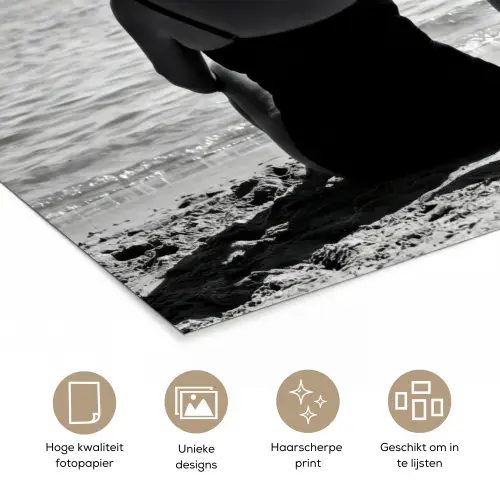 Vrouwen - Zonnehoed - Strand - Zwart - Wit poster papier klein -closeup_NL