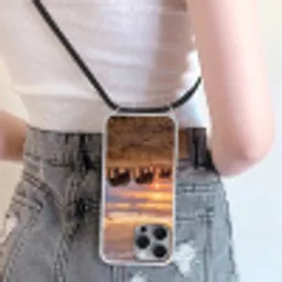 Olifanten - Savanne - Zonsondergang - Afrika - Warm Hoesje iPhone 16 Pro Max met koord klein -sfeer5