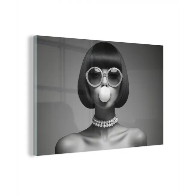 Glas schilderij - Vrouw - Zwart Wit - Ketting - Zonnebril
