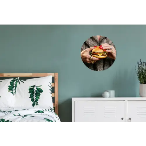 Vrouw - Hamburger - Bontjas Wandcirkel aluminium klein -slaapkamer