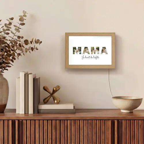 Mama - Lettercollage Light Box met kabel (Tafellamp) klein -sfeer2