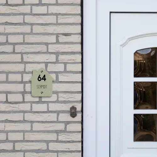 Olijfgroen met stippen - Modern Naambord Huisje klein -sfeer1