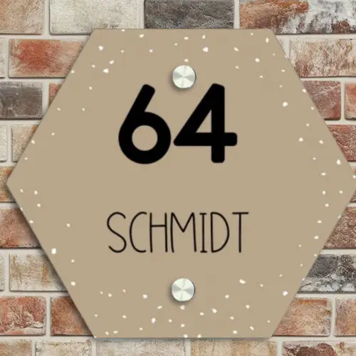 Beige met stippen - Modern Naambord Hexagon klein -sfeer2