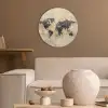 Wereldkaart - Goud - Zwart - Abstract Akoestische PET Vilt - Rond klein -sfeer1