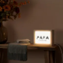 upload-69d8e362b023c-papa-duits Light Box met kabel (Tafellamp) klein -sfeer4