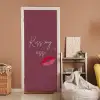 Kiss my ass - Lip - Bordeaux deurposter klein -sfeer1