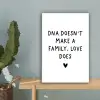 Engelse quote "DNA doesn't make a family, love does" met een hartje op een witte achtergrond canvas 2cm klein -sfeer4