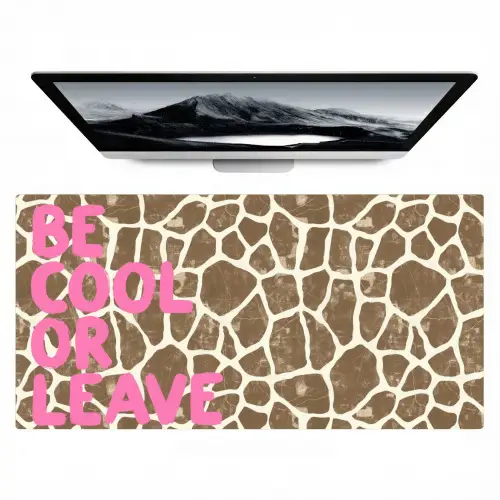 Tekst - Be cool or leave - Roze - Giraffenprint Muismat XXL klein -zzz3d