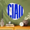 Ciao - Hoofdletters - Blauw - Minimalistisch Wandcirkel Organisch Aluminium middel -sfeer2