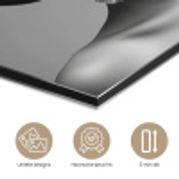 Vrouw - Zwart Wit - Ketting - Zonnebril aluminium wit klein -closeup_NL