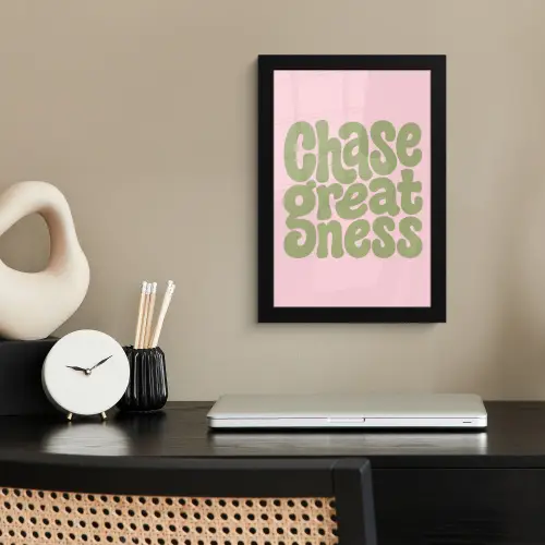 Chase greatness - Groen - Roze - Retro fotolijst zwart zonder passe partout klein -sfeer1