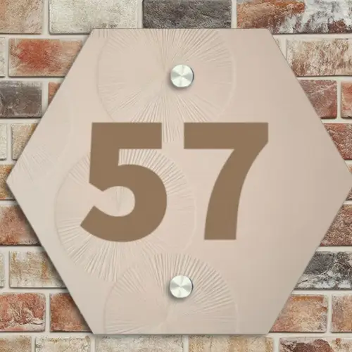 Beige reliëf lijnen - Traditioneel Naambord Hexagon klein -sfeer2
