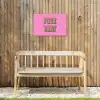 Tekst - Bold - Roze Tuinposter op houten frame 2 cm dik klein -sfeer4