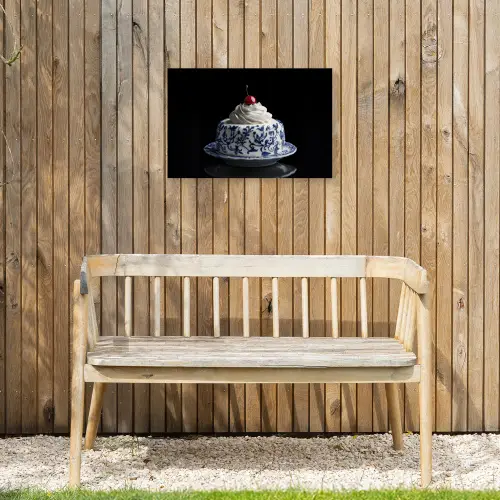 Taart - Slagroom - Kers - Bord - Delfts blauw Tuinposter op houten frame 2 cm dik klein -sfeer4