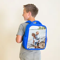 garçon portant un sac à dos bleu avec un motif personnalisé