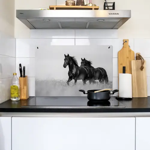 Paarden - Gras - Zwart - Wit Inductie beschemer met haakjes klein -sfeer2