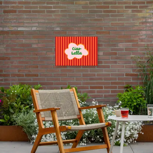 Ciao bella - Tekstwolk - Strepen - Oranje Tuinposter op houten frame 2 cm dik klein -sfeer3