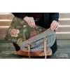Groene papegaai - Kleurrijke bloemen - Donkere achtergrond laptophoes neopreen klein -tas