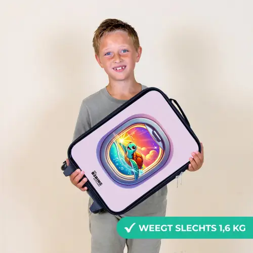 Schildpad die zwemt met zonsondergang Kinderkoffer - Zwart klein -sfeer4_NL