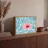 Hibiscus - Water - Roze Light Box met batterij (Wandlamp) middel -sfeer2