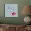 Kiss my ass - Lip - Blauw aluminium wit klein -sfeer2