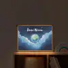 Planeet - Wolken - Sterren - Blauw Light Box met batterij (Wandlamp kind) middel -sfeer1_kind