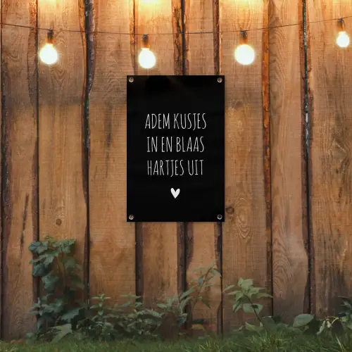 Quotes - Adem kusjes in en blaas hartjes uit - Spreuken tuinposter los doek klein -sfeer1