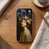 Bloemenstilte - Vrouw - Portret Telefoonhoesje iPhone 17 Pro klein -sfeer1