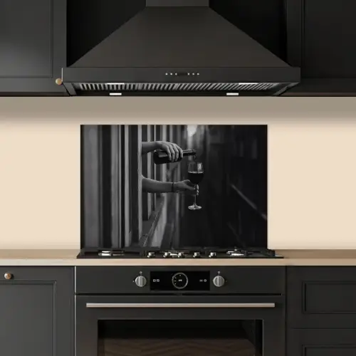 Wijnfles - Glas - Handen - Raam keuken achterwand spatscherm klein -sfeer1