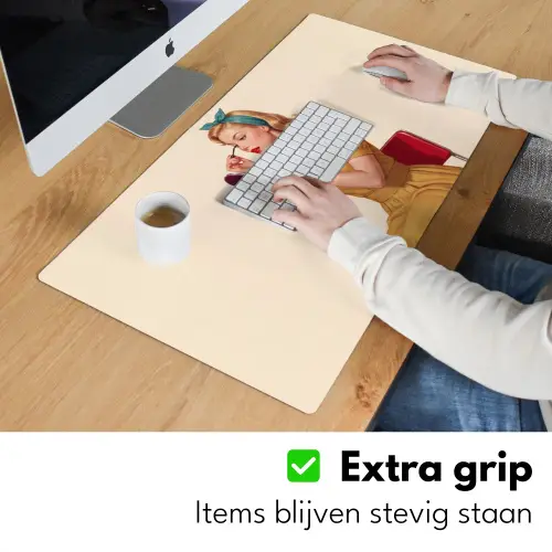 Illustratie - Mascara - Vrouw - Geel Muismat XXL klein -sfeer3
