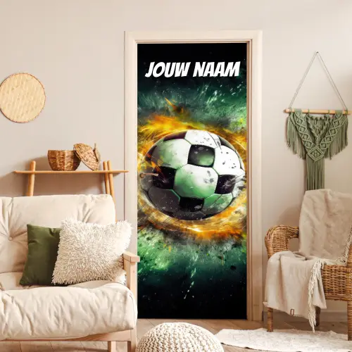 Voetbal met vlammen en de tekst “Deze kamer is van: jouw naam”. deurposter klein -sfeer2