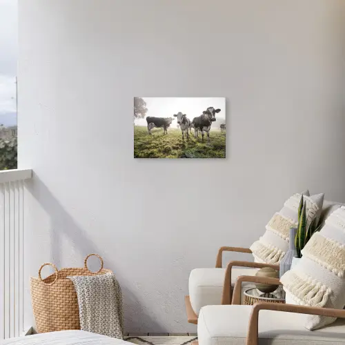 Koeien - Licht - Gras - Dieren Tuinposter op houten frame 2 cm dik klein -sfeer1