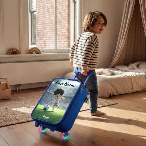 Jongen - Stadion - Voetbal - Zonlicht Kinderkoffer - Blauw klein -sfeer1